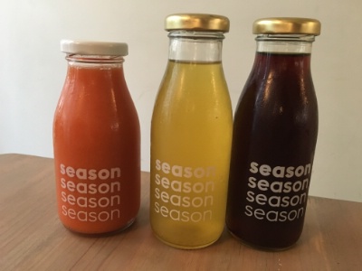 Jus de fruits et boissons conditionnées dans des petites bouteilles en verre (Season, Paris 3e)
