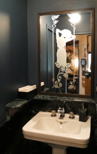 L'évier art déco et le miroir des toilettes de L'Entrée des artistes, Pais (IXe).