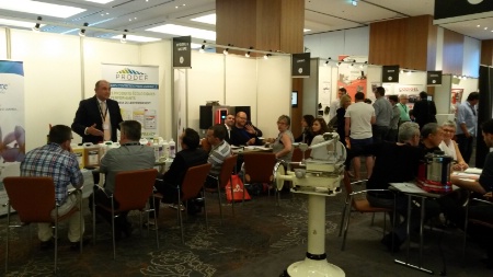 Pendant 15 minutes, tous les commerciaux et les adhérents du groupement ont pu visiter les stands de tous les fournisseurs présents. Pendant 15 minutes, tous les commerciaux et les adhérents du groupement ont pu visiter les stands de tous les fournisseurs présents.