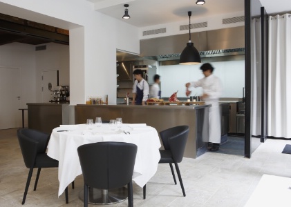 Au restaurant Page à Paris, Ryuji Teshima cuisine en silence devant ses clients.