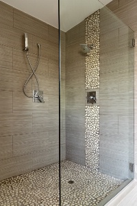 Douche à l'italienne avec revêtement galets. Douche à l'italienne avec revêtement galets.
