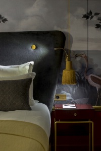 Douceur des éclairages indirects grâce aux variateurs, à l'hôtel Snob, à Paris (Ier).