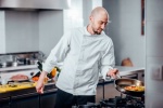 Peut-on installer une friteuse à côté d'un piano quatre feux ?