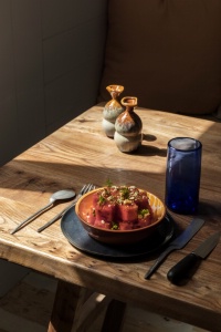 Sobriété des couverts et touche de nature avec le manche en bois du couteau, à la table du Menorca Experimental, en Espagne.