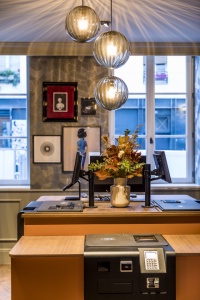 A l'hôtel Le Grand Quartier, à Paris (Xe), des bornes permettent de faire check-in et check-out. A l'hôtel Le Grand Quartier, à Paris (Xe), des bornes permettent de faire check-in et check-out.