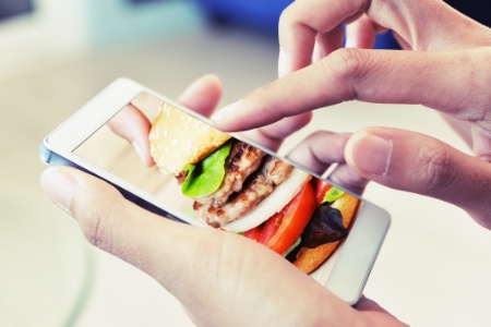 Pour attirer les clients dans son établissement, le restaurateur dispose de nombreux outils : réseaux sociaux, réservation de table en ligne, commerce mobile, application... Pour attirer les clients dans son établissement, le restaurateur dispose de nombreux outils : réseaux sociaux, réservation de table en ligne, commerce mobile, application...