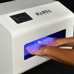 On glisse les mains ou l'objet à désinfecter et en 3 secondes, adieu toute trace de contamination.