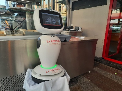 C'est une première pour la Chicorée : un robot vient en aide aux serveurs. C'est une première pour la Chicorée : un robot vient en aide aux serveurs.