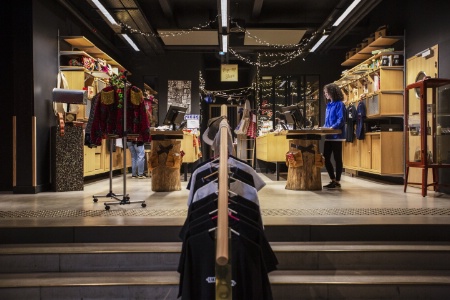 Bleu de travail pour la réceptionniste du MOB et ligne de streetwear à la boutique de l'hôtel, le tout made in France.