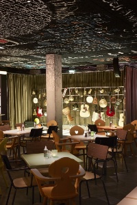 Plafond taggé et collection de guitares suspendues : une décoration très instagrammable, au Mama Shelter de Bordeaux.