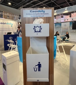 Le distributeur de lingettes avec poubelle intégrée de Kleandaily.