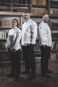 À l'Ousteau de Beaumanière, table étoilée du chef Glenn Viel, on a adopté les tenues de la maison Lafont créées pour Michelin.