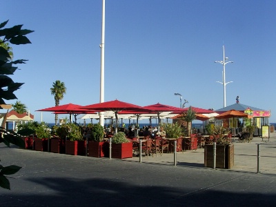 La terrasse front de mer de la Petite Brasserie, un véritable atout.