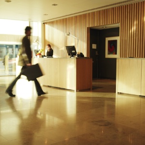 Un hôtel-bureau est un établissement hôtelier homologué ou non n'ayant pas de service restauration autre que celui des petits déjeuners. Un hôtel-bureau est un établissement hôtelier homologué ou non n'ayant pas de service restauration autre que celui des petits déjeuners.