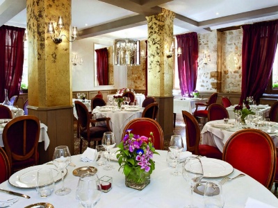 La salle de restaurant. La salle de restaurant.