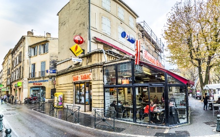 'Les banques financent plus facilement l'activité bar-tabac qui dégage une bonne rentabilité.' 'Les banques financent plus facilement l'activité bar-tabac qui dégage une bonne rentabilité.'
