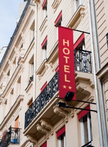 Le fonds de commerce constitue lui-même un bien meuble incorporel à part entière, donc un bien parmi d'autres dans le patrimoine du commerçant. Le fonds de commerce constitue lui-même un bien meuble incorporel à part entière, donc un bien parmi d'autres dans le patrimoine du commerçant.