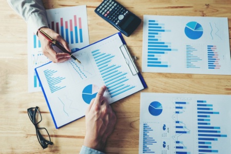 Le chiffre d'affaires est insuffisant à lui seul pour déterminer la valeur d'un fonds de commerce à vendre, mais il reste néanmoins un point de repère historique et indispensable. Le chiffre d'affaires est insuffisant à lui seul pour déterminer la valeur d'un fonds de commerce à vendre, mais il reste néanmoins un point de repère historique et indispensable.