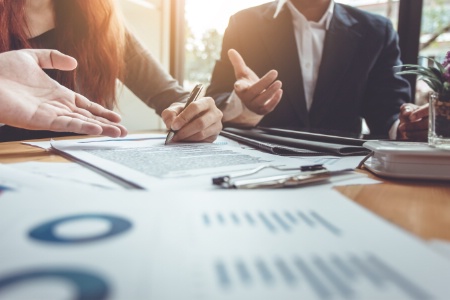 La clause de garantie d'actif et de passif doit être négociée avant la signature de la promesse de vente, afin de faciliter la transaction. La clause de garantie d'actif et de passif doit être négociée avant la signature de la promesse de vente, afin de faciliter la transaction.
