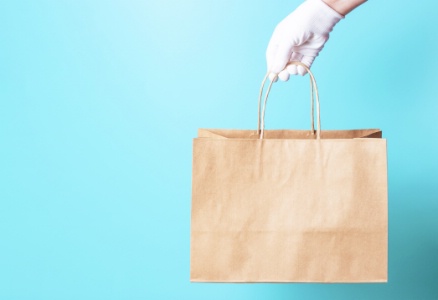 Une décision de la Cour d'appel de Paris, du 17 février 2021, reconnaît, pour la première fois, le changement des usages commerciaux prenant acte que la restauration inclut la vente à emporter.