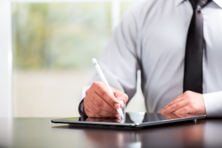 Dans le compromis de vente, vendeur et acheteur s'engagent l'un comme l'autre à conclure la vente à un prix déterminé en commun. Juridiquement, le compromis vaut donc vente. Dans le compromis de vente, vendeur et acheteur s'engagent l'un comme l'autre à conclure la vente à un prix déterminé en commun. Juridiquement, le compromis vaut donc vente.