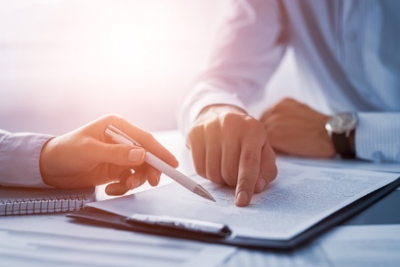 Même en l'absence d'une clause de recettes ou d'échelle mobile, il est conseillé aux établissements qui subissent une perte conséquente ou une absence de chiffre d'affaires d'engager des pourparlers avec leurs bailleurs ou de diligenter les actions nécessaires pour faire baisser leurs loyers. Même en l'absence d'une clause de recettes ou d'échelle mobile, il est conseillé aux établissements qui subissent une perte conséquente ou une absence de chiffre d'affaires d'engager des pourparlers avec leurs bailleurs ou de diligenter les actions nécessaires pour faire baisser leurs loyers.