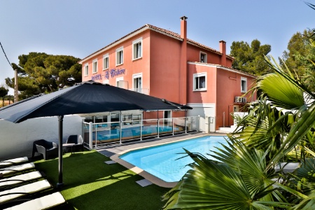 L'hôtel La Tuilière, classé 3 étoiles, est le seul de sa commune à posséder une piscine.