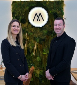 Stéphanie Dekeunynck et André Kamin ont choisi Meez comme nom pour réunir des éléments essentiels : Meet (rencontre), eat (manger), enjoy (apprécier) et z comme zzz, l'onomatopée du sommeil.