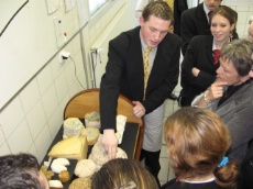 La présentation du plateau de fromages.