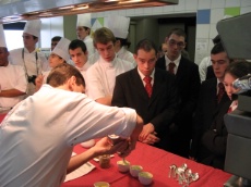 Très attentifs, les élèves suivent les explications du chef.