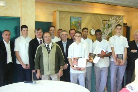 Le jury, les organisateurs et les candidats, avec(au centre) Damien Pantale Le jury, les organisateurs et les candidats, avec(au centre) Damien Pantale