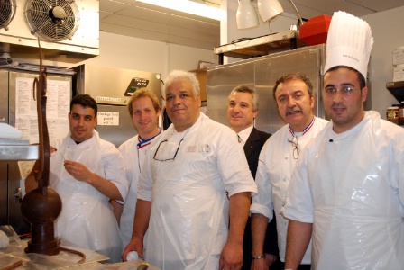 Entrainement intentif de l'équipe du Maroc au lycée hôtelier de Talence, trois MOF Didier Stephan, Stéphane Augé et Pierre Mirgalet, pas mal pour se préparer à la Coupe du Monde de la pâtisserie Entrainement intentif de l'équipe du Maroc au lycée hôtelier de Talence, trois MOF Didier Stephan, Stéphane Augé et Pierre Mirgalet, pas mal pour se préparer à la Coupe du Monde de la pâtisserie