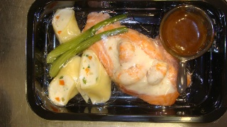 Pavé de saumon aux langoustines avec un cannelloni de courge et nori