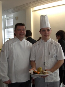 Pascal Hue, chef parrain et le lauréat, Olivier Bonneval. Pascal Hue, chef parrain et le lauréat, Olivier Bonneval.