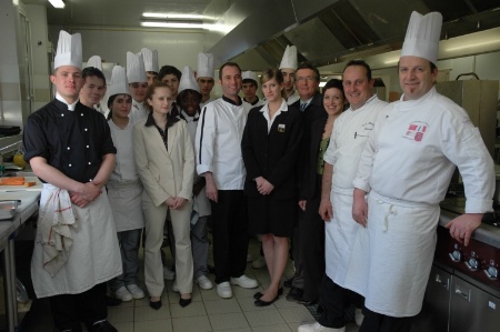 Franck Pérard (au centre), chef de travaux, avec quelques élèves et enseignants Franck Pérard (au centre), chef de travaux, avec quelques élèves et enseignants