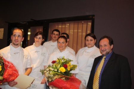 Au centre, Charline Trimaille, la lauréate, entourée des 5 finalistes et du chef Alain Pic. Au centre, Charline Trimaille, la lauréate, entourée des 5 finalistes et du chef Alain Pic.