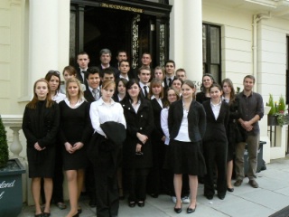 Devant le Cleveland Hotel, les élèves de terminale de Bac Techno Hôtelier du Lycée Sadi Carnot de Saumur (49), leurs professeurs Frédéric Billaud et Valérie Tharaut (à droite), et Olivier Renard, directeur du Cleveland Hotel (en haut au centre).