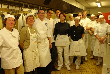 Toute l'équipe, élèves, profs et chefs, prête pour servir soixante dix convives. Toute l'équipe, élèves, profs et chefs, prête pour servir soixante dix convives.
