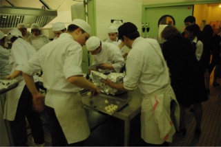 Les lycéens en cuisine.