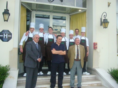 De g. à d., au premier rang, Jacques Thiard, président du MIN de Grenoble, Stéphane Froidevaux, chef du Fantin Latour et président du jury, Gilles Valentin, président de l’Umih 38, et derrière, Geoffrey Loyer, Geoffrey Pennin et Bastien Cochaux du lycée Les Portes de Chartreuse, Anthony Dicara,Yoann Oltra et Thibault Mialland de l'IMT, Michel Bourgeois, formateur cuisine à l’IMT. De g. à d., au premier rang, Jacques Thiard, président du MIN de Grenoble, Stéphane Froidevaux, chef du Fantin Latour et président du jury, Gilles Valentin, président de l’Umih 38, et derrière, Geoffrey Loyer, Geoffrey Pennin et Bastien Cochaux du lycée Les Portes de Chartreuse, Anthony Dicara,Yoann Oltra et Thibault Mialland de l'IMT, Michel Bourgeois, formateur cuisine à l’IMT.