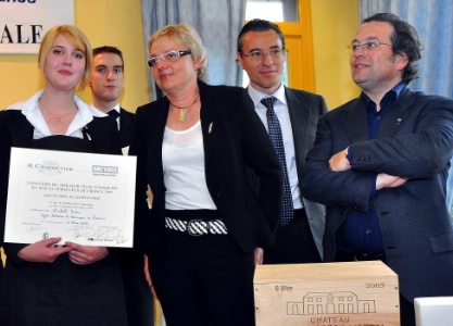 Julia Oudill, son professeur Muriel Lafourcade Coulon, Philippe Baccac (Metro) et Michel Chapoutier à l’heure de la remise des prix. Julia Oudill, son professeur Muriel Lafourcade Coulon, Philippe Baccac (Metro) et Michel Chapoutier à l’heure de la remise des prix.