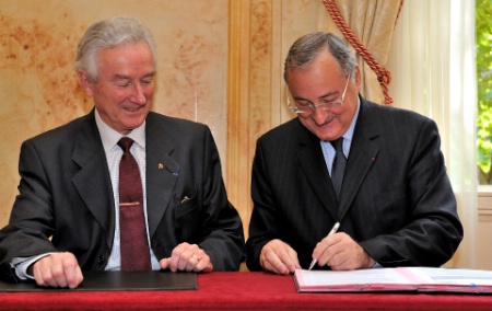 Alain Barilleau, président du Conseil d’Etablissement de l’école Grégoire Ferrandi et Jacques Roux, directeur général du groupe Elior signe le renouvellement de leur partenariat. Alain Barilleau, président du Conseil d’Etablissement de l’école Grégoire Ferrandi et Jacques Roux, directeur général du groupe Elior signe le renouvellement de leur partenariat.