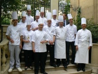 Les finalistes avec Michel Roth, pour le jury dégustation et Dominique Potier, directeur de l'Ecole Ritz Escoffier, pour le jury cuisine.