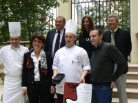 Au premier plan, autour du vainqueur, Michel Roth, Patricia Morel, proviseur du Lycée d'hôtellerie et de tourisme d'Occitanie à Toulouse et Jérémie Morin, chef parrain, Le Métropolitain à Toulouse.