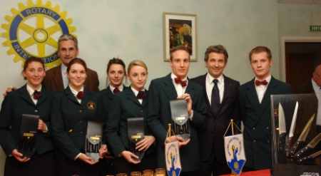 Les candidats avec Vincent de Langlade et Jean-Pierre Bernas du Rotary club et Alex Cronier (à droite) le vainqueur. Les candidats avec Vincent de Langlade et Jean-Pierre Bernas du Rotary club et Alex Cronier (à droite) le vainqueur.
