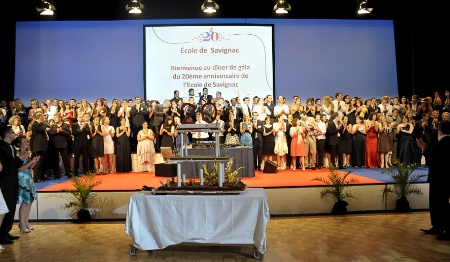 Les étudiants de l'école (anciens et actuels) avec l'équipe de direction devant le gâteau anniversaire à la fin du diner de gala. Les étudiants de l'école (anciens et actuels) avec l'équipe de direction devant le gâteau anniversaire à la fin du diner de gala.