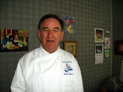Signe d'attachement au lycée de Biarritz, le proviseur Gérard Rebière porte la veste logotée des professeurs de cuisine.