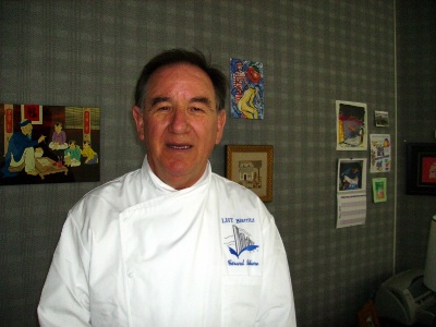 Signe d'attachement au lycée de Biarritz, le proviseur Gérard Rebière porte la veste logotée des professeurs de cuisine. Signe d'attachement au lycée de Biarritz, le proviseur Gérard Rebière porte la veste logotée des professeurs de cuisine.