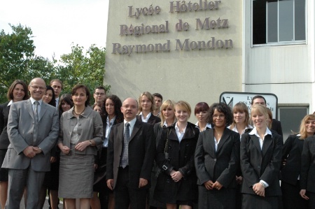 Rentrée studieuse pour Didier Suaire (premier rang, 3e en partant de la gauche) et les 610 élèves du lycée mosellan. Rentrée studieuse pour Didier Suaire (premier rang, 3e en partant de la gauche) et les 610 élèves du lycée mosellan.