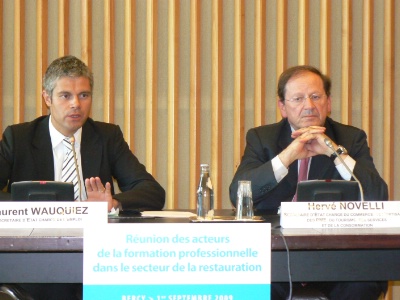 Laurent Wauquiez et Hervé Novelli faisant un bilan de cette première réunion de concertation entre tous les acteurs de la formation professionnelle de la restauration Laurent Wauquiez et Hervé Novelli faisant un bilan de cette première réunion de concertation entre tous les acteurs de la formation professionnelle de la restauration